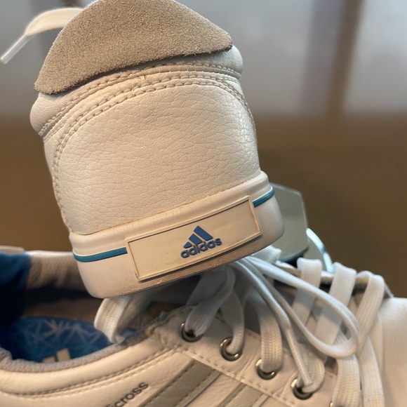 Adidas size 7 - great preowned condition. (SB 1) - Picture 3 of 8